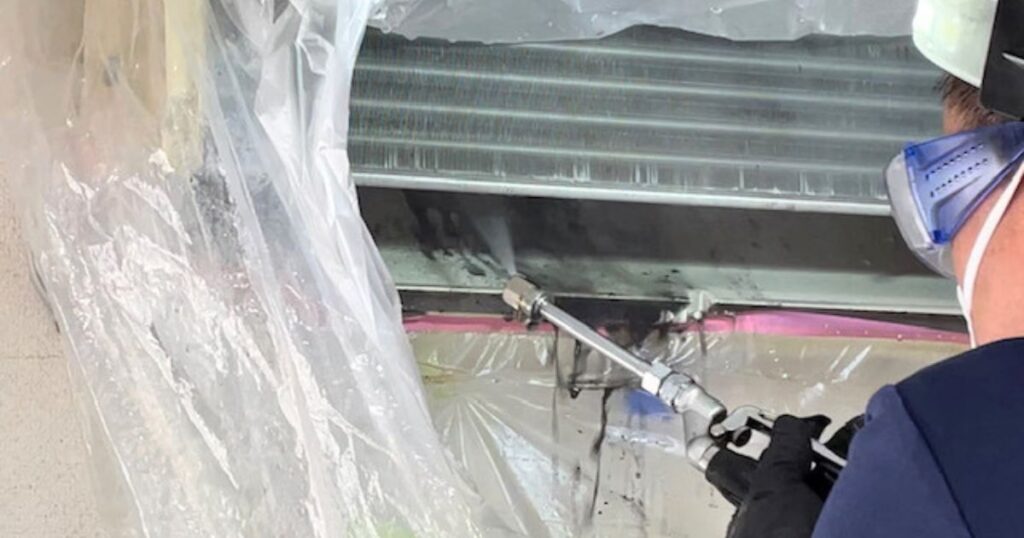 エアコン内部を水で洗う。