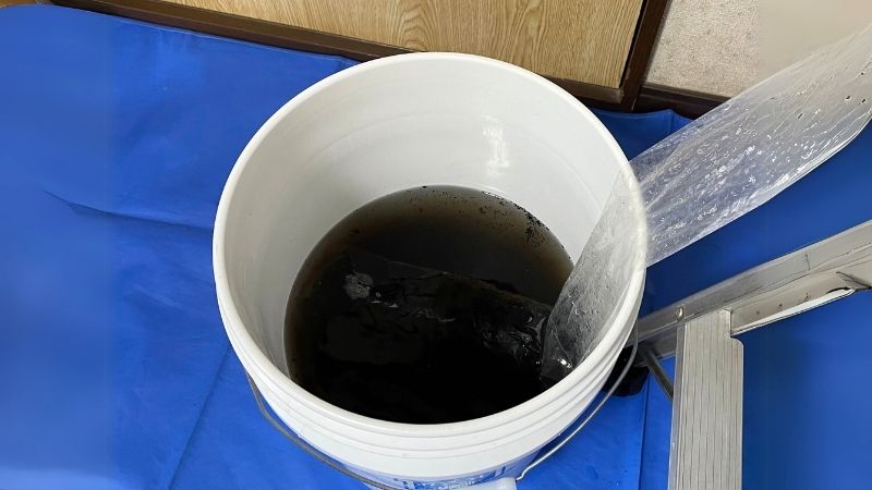 エアコン内部から出てきた、カビだらけの真っ黒な水