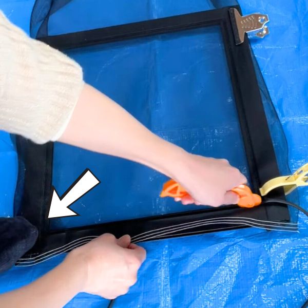 網戸を張る時足で網を押さえながら作業する