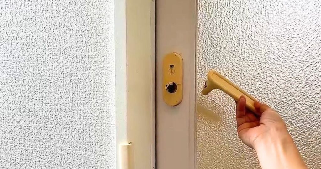 お風呂のドアの取ってが腐ってとれた。