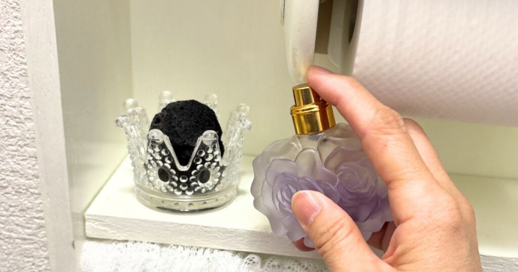 ガラス小物入れにアロマストーンを入れ、いらなくなった香水を吹きかけるだけで最強の節約芳香剤に！