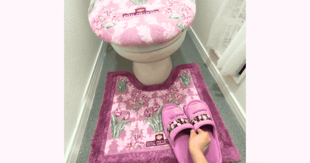 わが家のトイレに敷いてある、厚みあり・フカフカ素材でピンク色の風水開運トイレマット