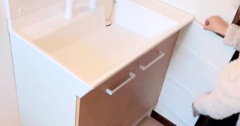 クッションレンガシートを実際に壁に当ててみてサイズを確認している様子。