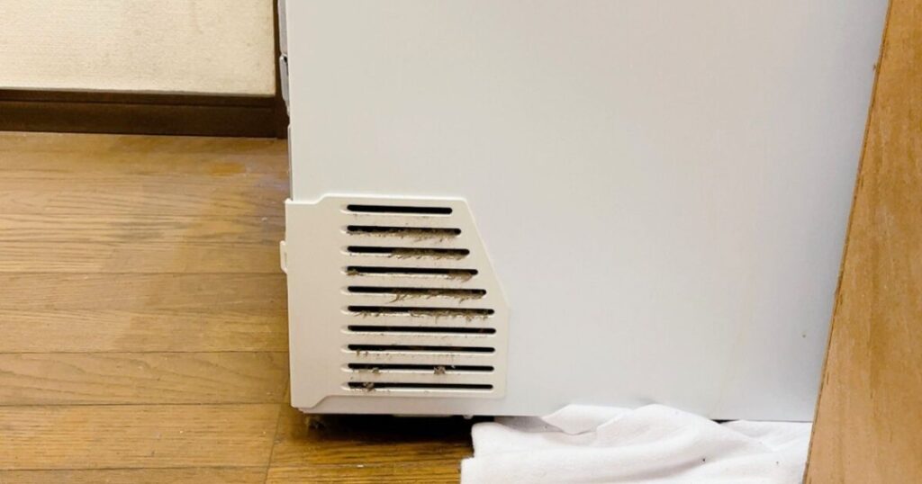 冷蔵庫裏についている、冷蔵庫の排気口がホコリだらけだった画様子