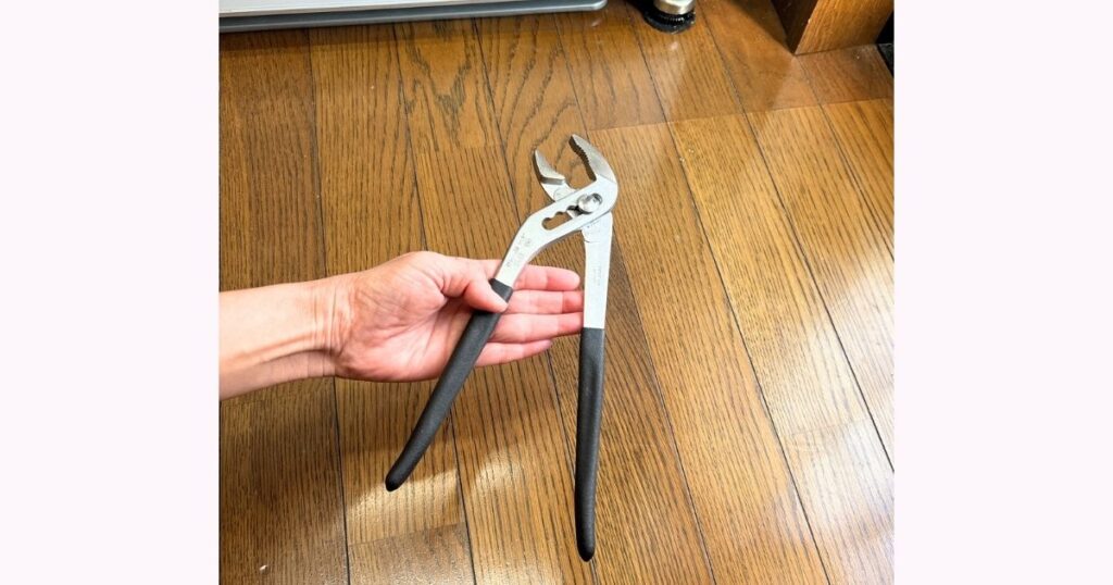 調整脚専用工具がない時に代用できる工具。これ一本あれば、固い脚も軽く回せるウォーターポンププライヤー。