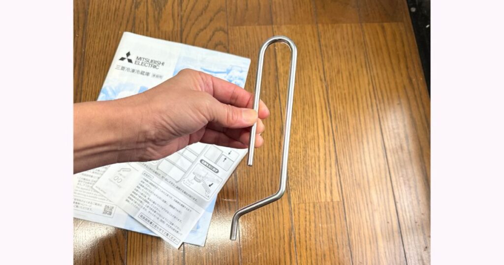 冷蔵庫を動かすために、固い調節脚を回して床から浮かせることができる専用工具。