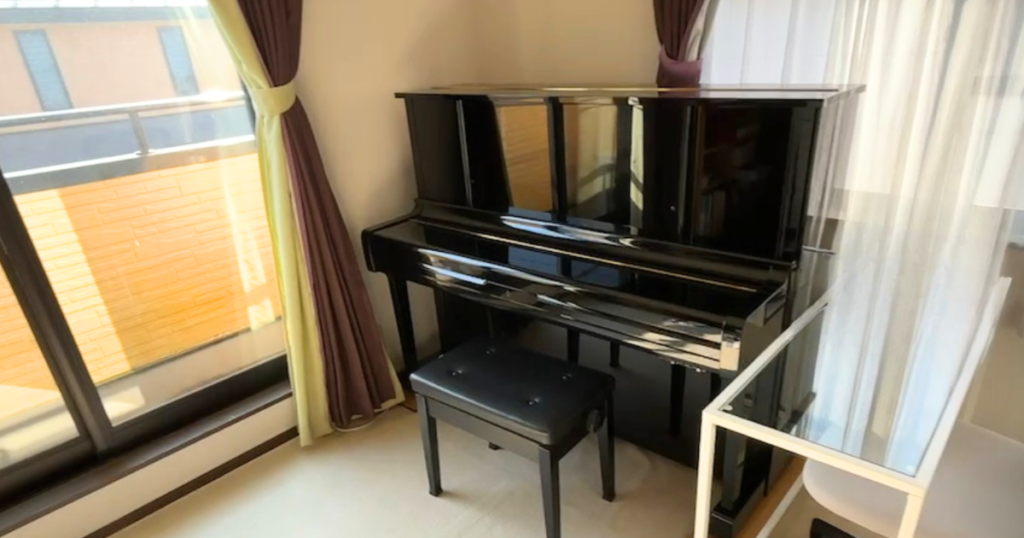 ２階の子供部屋に20年間置いてあるアップライトピアノ（ヤマハ UX1）