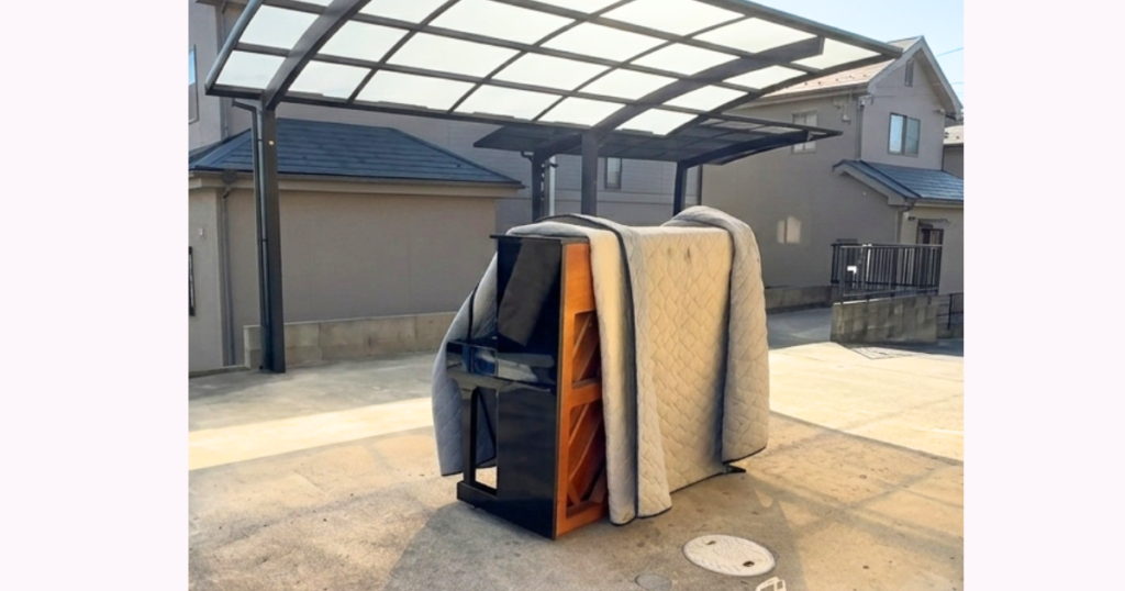 2階から、無事に1階の地面に下ろされたピアノ