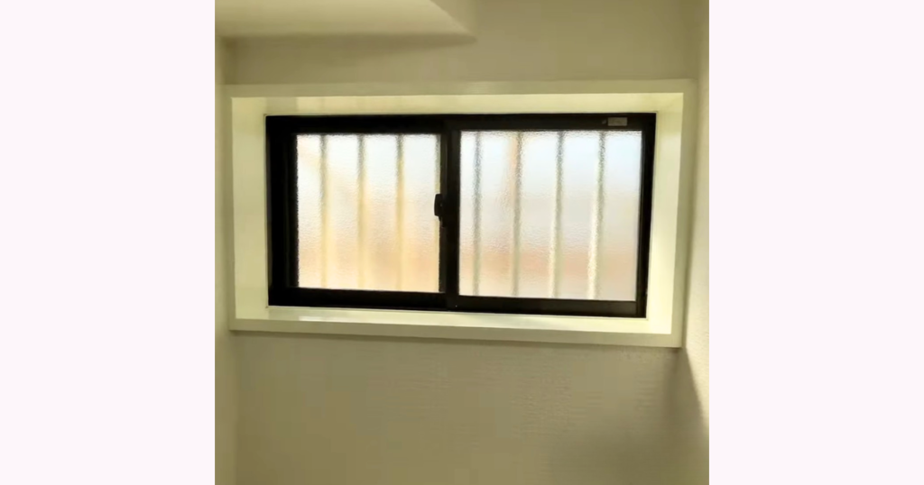 トイレの室内側から見た面格子つき窓のようす
