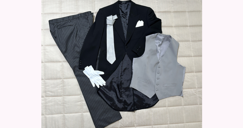 洋服の青山でレンタルしたモーニング一式（黒ジャケット・縞ズボン・グレーのベスト・白ネクタイ・白手袋）