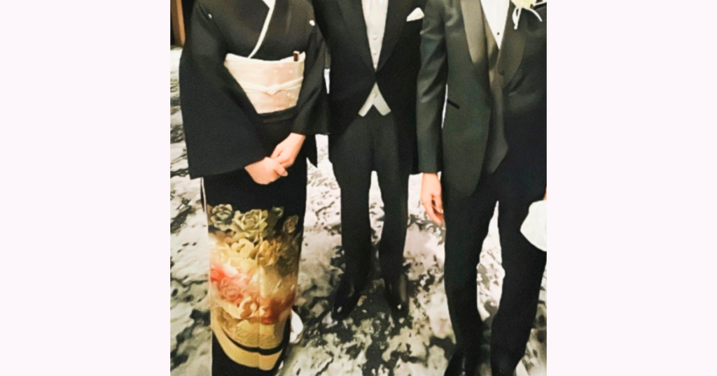 タキシード、モーニング、留袖を着て家族揃って撮った記念写真